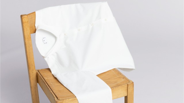 Haben und Sein: Klassiker aus Schweden - das schlichte weiße Hemd von Asket gibt es jetzt auch für Frauen.