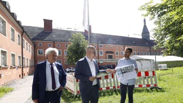 Freising: Zur Besichtigung des Stabsgebäudes haben sich (von links) Landrat Helmut Petz, Abteilungsleiter Florian Plajer und Martin Rafael Luque Lopez getroffen.