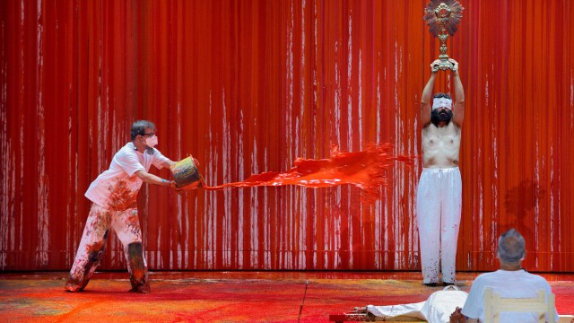Nachruf auf Hermann Nitsch: Ein Malassistent von Hermann Nitsch schüttet rote Farbe auf einen Statisten der Bayreuther Festspiele. Das Bühnenbild der "Walküre" wurde 2021 von Nitsch gestaltet.
