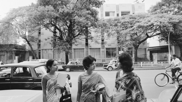 Kulturpolitik: Sprachschülerinnen vor dem Goethe-Institut im damaligen Bombay (heute Mumbai), 1973.