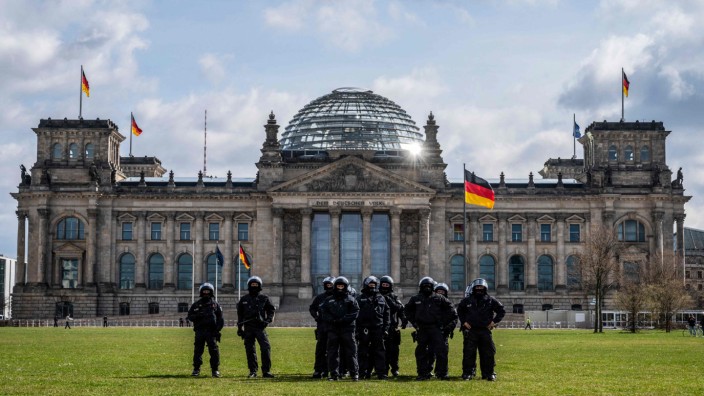 Deutschland und die Pandemie: Die Polizei schützt das Parlament, als im April wieder mal "Querdenker" nach Berlin pilgerten. Lange fürchtete man sich in Deutschland vor einer Spaltung der Gesellschaft.