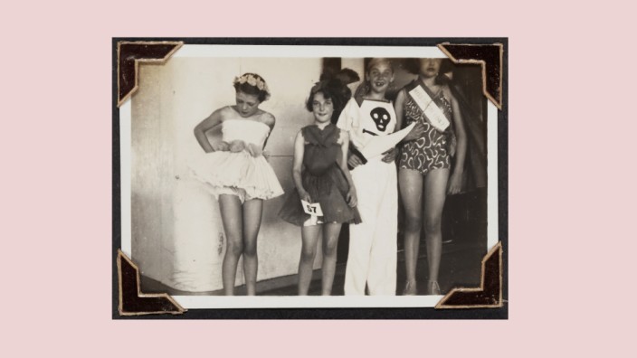 Handy-Fotografie: März 1947: Eine Kostüm-Party, festgehalten für die Nachwelt.