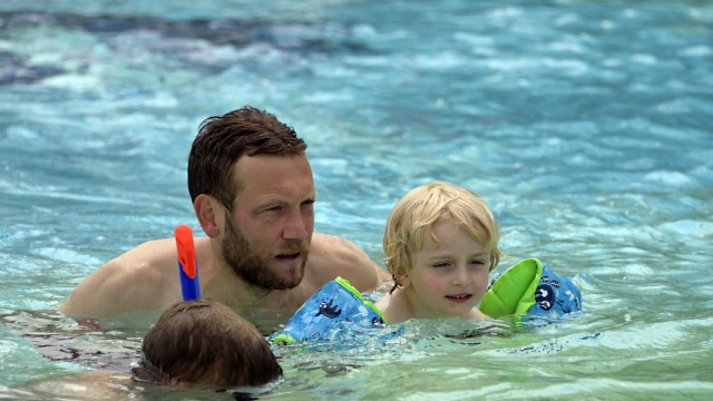 Schwimmunterricht in den Ferien: Früh übt sich: Besser Kinder fangen zeitig an, schwimmen zu lernen, wie hier im Unterhachinger Freibad.