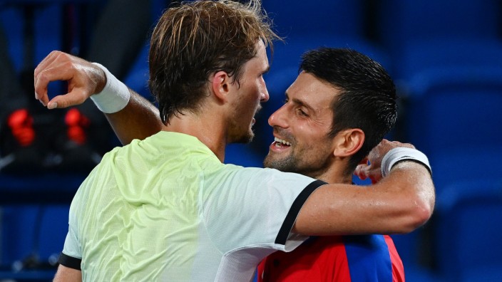 Einreise-Streit: Bei den Olympischen Spielen in Tokio siegte Zverev (links) im Halbfinale über Djokovic.
