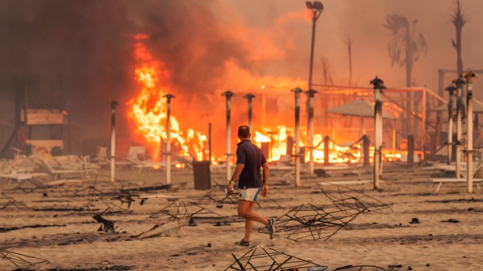 Wildfire at Le Capannine beach in Catania, Sicily