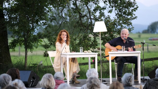 Festival: "Musik im Kopf": Julia von Miller singt in Gauting Schlager der Dreißiger - bis Fünfzigerjahre mit ihren an Demenz erkrankten Zuhörern. Das Bild zeigt sie bei einem Theaterabend 2021 in Irschenhausen.