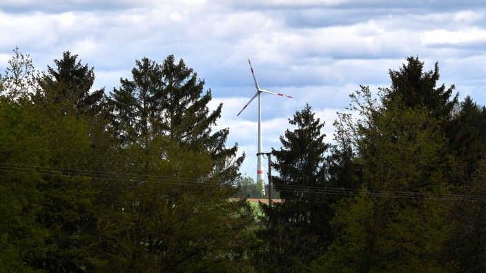 Windenergie in Bayern: Der Bau von Windrädern in Waldgebieten - hier die Anlage in Hamberg bei Bruck - soll künftig deutlich einfacher umsetzbar sein.