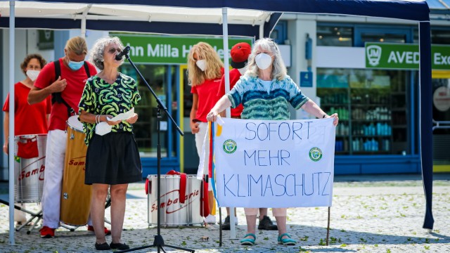 Germering: Seit über einem Jahr halten die Omas for Future nun schon an jedem Freitag am Germeringer Marktplatz Klimawache.