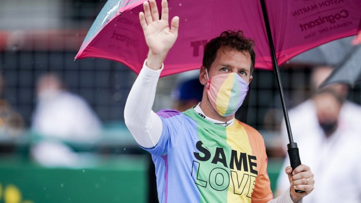 Großer Preis von Ungarn: Deutliche Positionierung: Sebastian Vettel beim Rennen in Budapest mit Regenbogen-Kleidung als Zeichen gegen Homophobie.