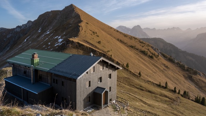 Umweltfreundlicher Bergsport: Die Tölzer Hütte hat das DAV-Umweltgütesiegel. Für die Anfahrt zum Ausgangspunkt für die Bergmesse am nahen Schafreuter-Gipfel soll es künftig Bustransfers geben.