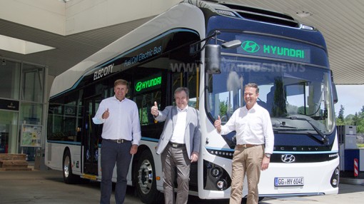 Öffentlicher Nahverkehr: Martin Geldhauser, Hyundai-Nutfahrzeuge-Chef Martin Zeilinger und Josef Ettenhuber (von links) mit einem der Testbusse.