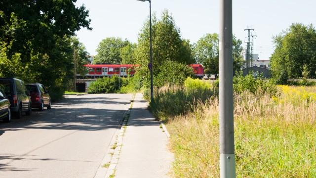 Berg am Laim: Für ihr Ausbauprojekt will die Bahn an der Thomas-Hauser-Straße weitere Unterführungen errichten, im Bild der bestehende Tunnel.