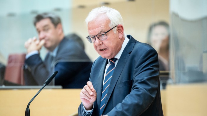 Bayerischer Landtag: Thomas Kreuzer, Fraktionsvorsitzender der CSU im Bayerischen Landtag, spricht im Juli 2021 während der Plenarsitzung, im Hintergrund hört Markus Söder zu. Im Herbst will sich Kreuzer aus der Politik verabschieden.