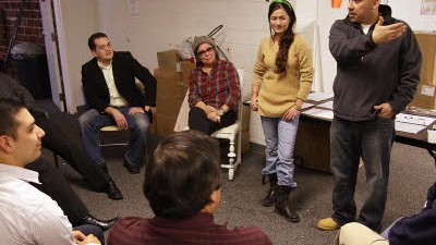 US-Wahlkampf: Cuauhtémoc Figueroa (Mitte, stehend) bei der Diskussion mit einer Gruppe Lations, die Obama unterstützen