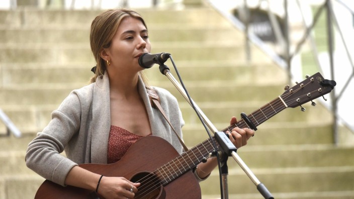Konzert in Dachau: Von Jetset keine Spur. Singer-Songwriterin Hayley Reardon zeigt sich bei ihrem Konzert am Schrannenplatz putzmunter.