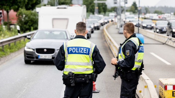 Deutsche Bundespolizisten an der Grenze zu Österreich