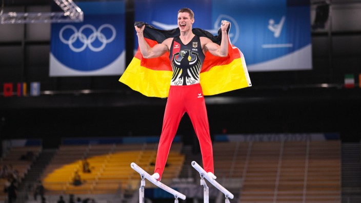 European Championships: Wiederholung unbedingt erwünscht: Lukas Dauser feiert in Tokio 2021 seine Silbermedaille am Barren.
