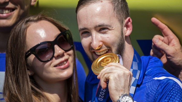 Artem Dolgopyat feiert bei seiner Rückkehr nach Tel Aviv mit seiner Lebensgefährtin Maria Mascha Sakovichas seinen Sieg im Bodenturnen bei den Olympischen Spielen in Tokio - heiraten dürfen die beiden in Israel aber nicht.