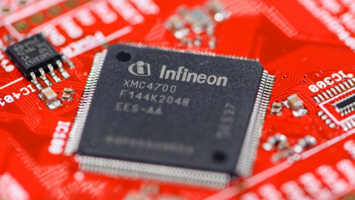 Halbleiterindustrie: Das Logo von Infineon auf einem Mikrocontroller-Chip: Der Konzern bekennt sich zum Standort Deutschland.