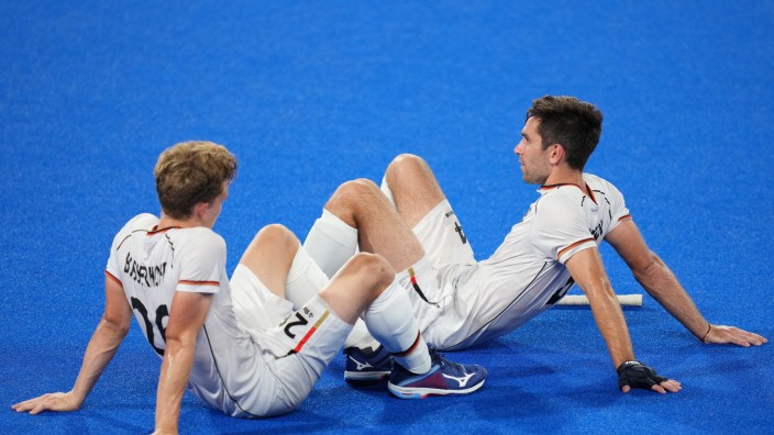 OLY21 MENS HOCKEY AUST GERMANY, A dejected Lukas Windfeder and Niklas Bosserhoff of Germany after their loss to Australi