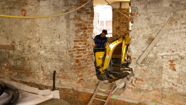 Freisinger Asamgebäude: Das Mauerwerk ist feucht und muss mit einer Fernwärmeleitung trockengelegt werden. Einfach durch Beton ersetzen darf man es nicht.