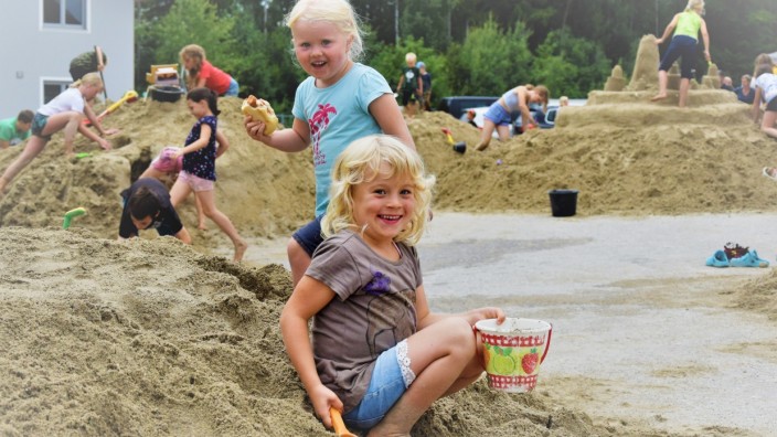 Ferien im Kreis Ebersberg: So viel Spaß hatten Anna und Luisa im vergangenen Jahr, dass sie sicher auch diesmal beim Sandburgenbauen mit von der Partie sein werden.