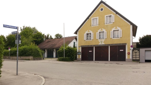 Aubing: Der Altbau der Feuerwehr (rechts) soll stehen bleiben, er beherbergt historische Geräte. Die Fahrzeughalle (links) soll abgerissen werden.