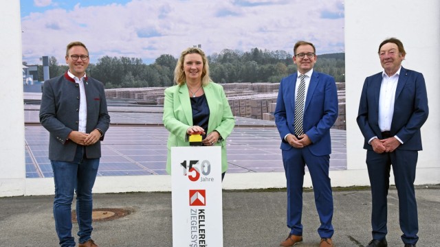 Egenhofen: In Betrieb nehmen Benjamin Miskowitsch (von links) Bauministerin Kerstin Schreyer sowie Michael und Johann Kellerer die Photovoltaikanlage, die zwölf Prozent des Strombedarfs deckt.