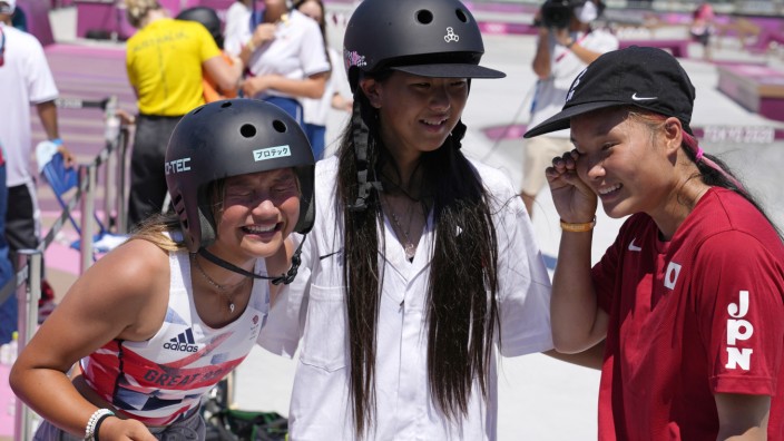 Skateboard bei Olympia: Von der Olympia-Premiere des Skateboardens bleibt in Erinnerung, dass Kinder die Medaillen holen: Sakura Yosozumi, Kokona Hiraki und Sky Brown (von links).