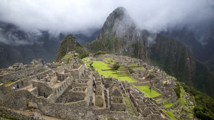 Archäologie: Wie hieß die Stadt: Machu Picchu, so wie der eine Berg - oder doch Huayna Picchu, so wie der andere (im Hintergrund)?