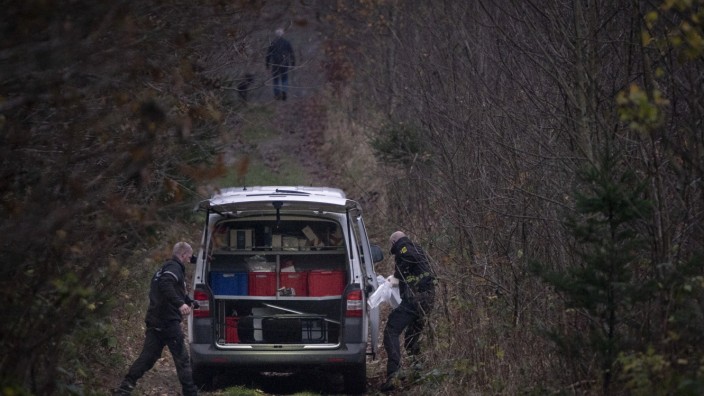 Politiet leder efter den forsvundne 43-aarige psykolog Maria From Jakobsen i en skov naer Frederikssund i Nordsjaelland,