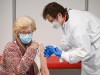 Coronavirus in Deutschland: Corona-Impfung einer älteren Dame im Impfzentrum Gießen