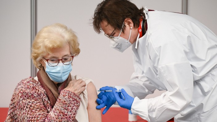 Coronavirus in Deutschland: Corona-Impfung einer älteren Dame im Impfzentrum Gießen