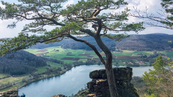 SZ-Serie: Urlaub daheim: Der Aussichtspunkt "Hohler Felsen" über dem Happurger Stausee erfreut sich einiger Beliebtheit bei Instagrammern - ebenso wie das nahe "Steinerne Gässl".