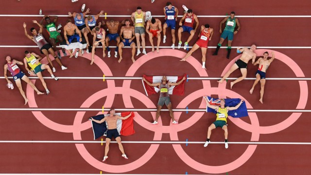 Olympia in Bildern: Für sie haben sich die Spiele in jedem Fall gelohnt: die Athletinnen und Athleten. Hier: die Zehnkämpfer nach dem Wettkampf.
