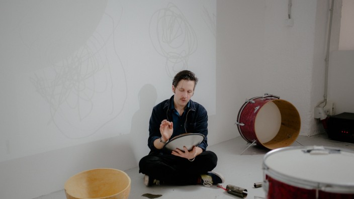 Musik aus München: Simon Popp hat für jedes Stück ein eigenes Drumset aufgebaut.