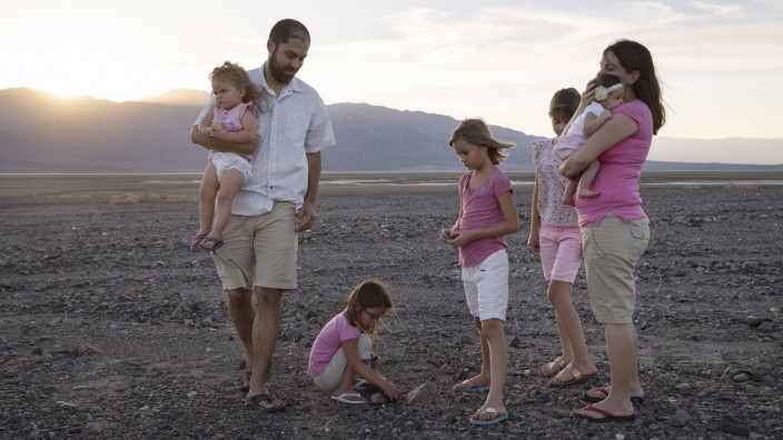Death Valley: Patrick und Crystal Taylor leben mit ihren Töchtern Emma, Hanna, Lea, Kaiya und Cora (v.l.n.r.) mitten in der Steinwüste.
