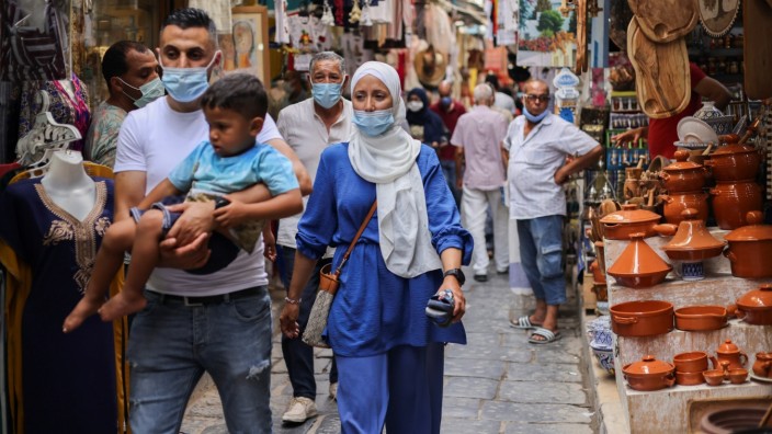 Die Pandemie hat der prekären Wirtschaftslage Tunesiens weiter zugesetzt. Das Land kämpft mit hohen Infektionsraten und einer sehr hohen Sterblichkeit: Szene in der Medina von Tunis.