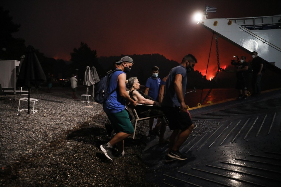Griechenland - Insel Euböa, auf der griechischen Insel Euböa (Evia) evakuierte die Küstenwache über Nacht bis Freitag H