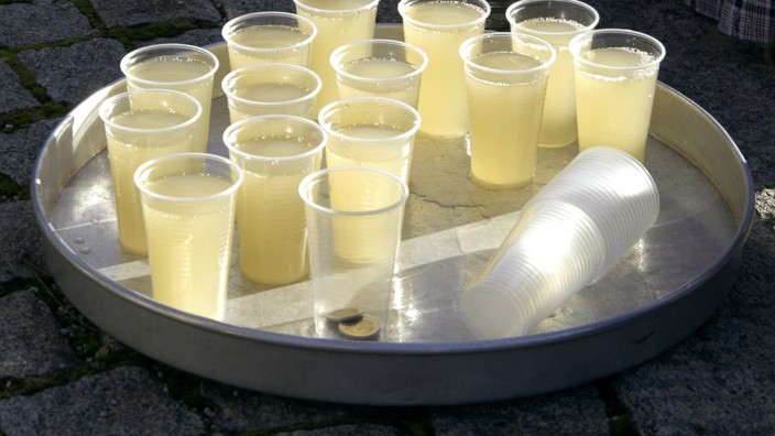 Neuseeland: Plastikbecher gefüllt mit Wein (Symbolbild). In Neuseeland trinkt die Jugend vor allem "Bernie" - bislang.