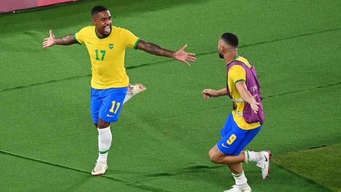 Olympia: Entscheidendes Tor: Malcom Filipe (links, mit Matheus Cunha) trifft in der 108. Minute gegen Spanien - und bringt Brasilien den Olympiasieg.