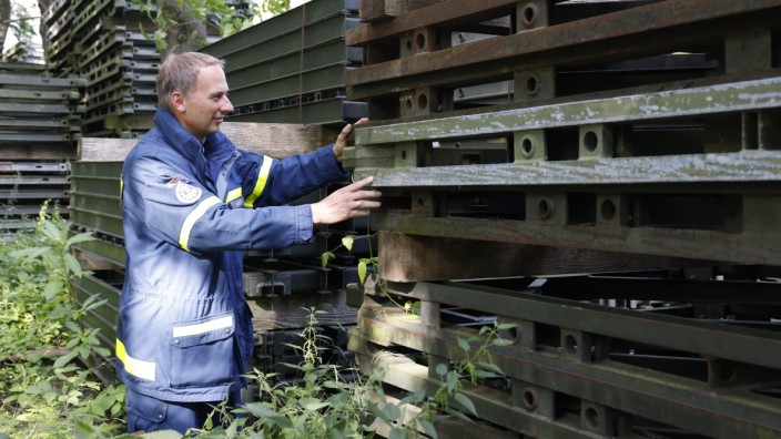 Brückenbau im Katastrophengebiet: Florian Wigger, Brückenbauer beim THW, kontrolliert Brückenteile auf dem Hilfswerk-Gelände in Freising.