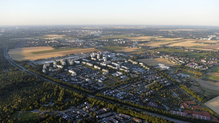Taufkirchen: Von oben betrachtet wirkt Taufkirchen nicht zuletzt wegen der Hochhäuser der Siedlung "Am Wald" bereits seit langem sehr städtisch.