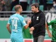 VfL Wolfsburg: Mark van Bommel mit Admir Mehmedi nach einem Spiel im DFB-Pokal