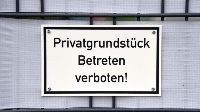 SZ-Serie: Wer wohnt denn da?: Ein Schild macht deutlich, was privat ist und was öffentlich.