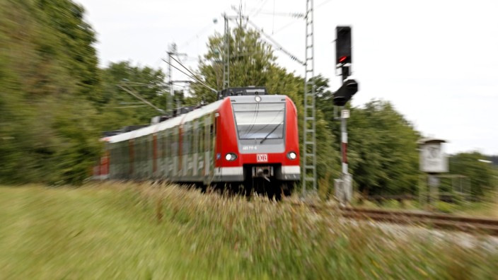 Zuverlässigkeit im ÖPNV: Die S-Bahn 7 fährt, aber viel zu oft nicht pünktlich. Das soll sich in Zukunft ändern.