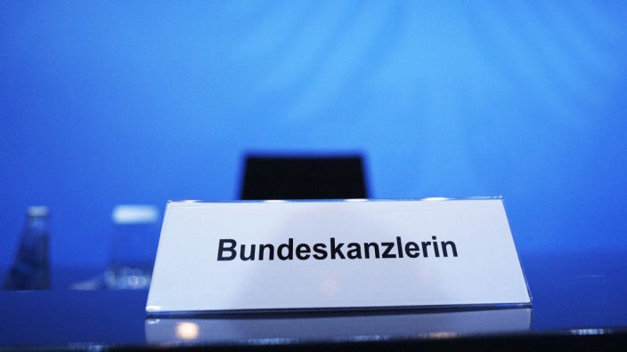 Schild am Platz von Bundeskanzlerin Angela Merkel vor Beginn einer Pressekonferenz im Kanzleramt