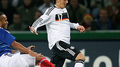 Nach 1:1 gegen Frankreich: Kampf um die EM: Mesut Özil (rechts) gegen Frankreichs Younes Kaboul während des Playoff-Hinspiels.