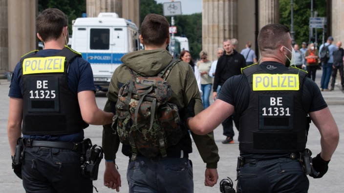 Rechtsextremismus: Polizisten nehmen einen Teilnehmer der verbotenen Demonstration gegen die Corona-Maßnahmen am 1. August in Berlin fest.