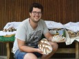 Einmal pro Woche backt Korbinian Schuster Brot für 47 Vereinsmitglieder.